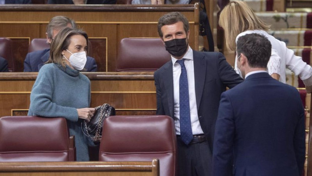 ep la portavoz parlamentaria del pp cuca gamarra y el presidente del pp pablo casado c en una sesion