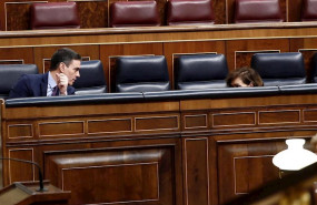 ep la vicepresidenta del gobierno carmen calvo d conversa con el presidente pedro sanchez i durante