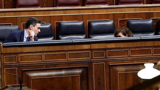 ep la vicepresidenta del gobierno carmen calvo d conversa con el presidente pedro sanchez i durante