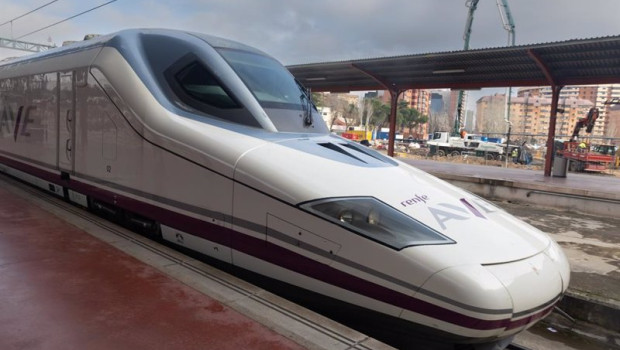 ep llegada del ave madrid murcia en la estacion de tren chamartin clara campoamor