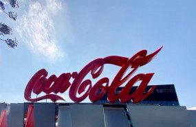 ep logotipo de coca-cola a las puertas de su sede en la calle de la ribera del loira madrid espana a