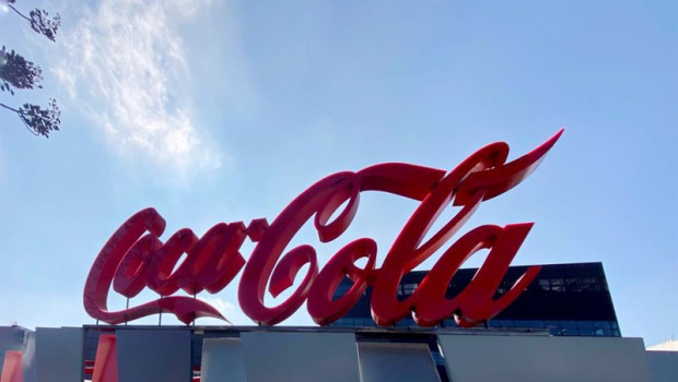 ep logotipo de coca-cola a las puertas de su sede en la calle de la ribera del loira madrid espana a