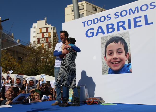 Los padres de Gabriel se abrazan emocionados ante el cariño de miles de personas | EUROPA PRESS - Archivo ep los padresgabrielabrazan emocionadoscarinomilespersonas
