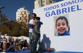 ep los padresgabrielabrazan emocionadoscarinomilespersonas