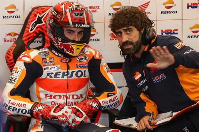 Márquez habla en el box con Santi Hernández | REPSOL MEDIA ep marquez hablaboxsanti hernandez