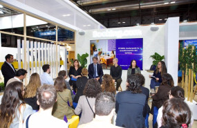 ep mesa redonda en el stand de booking