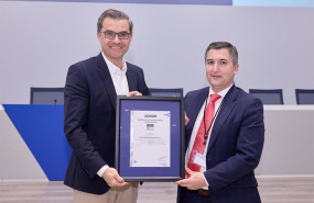 ep michel hobusch a la izquierda presidente de volkswagen navarra recibe de manos de nicolas