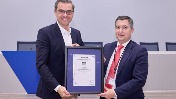 ep michel hobusch a la izquierda presidente de volkswagen navarra recibe de manos de nicolas