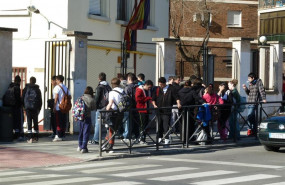 ep ninos y adolescentes en la aentrada de colegio o instituto