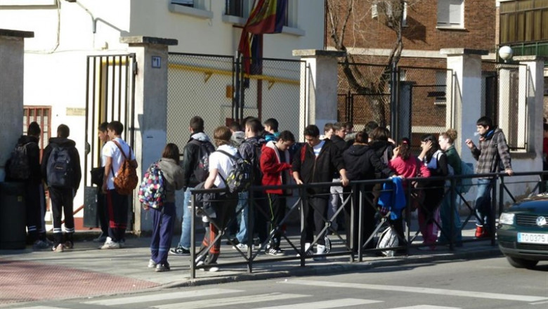 Niños y adolescentes en la aentrada de colegio o instituto | EUROPA PRESS - Archivo ep ninos y adolescentes en la aentrada de colegio o instituto