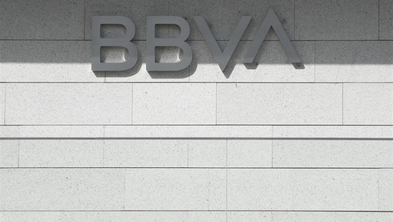 Nuevo logo del BBVA en la fachada del edificio 'La Vela', sede de la compañía en Madrid. | Eduardo Parra - Europa Press ep nuevo logobbvala fachadaedificio la vela sedela companiamadrid