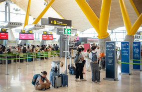 ep pasajeros esperan para facturar en el aeropuerto adolfo suarez madrid barajas a 14 de agosto de