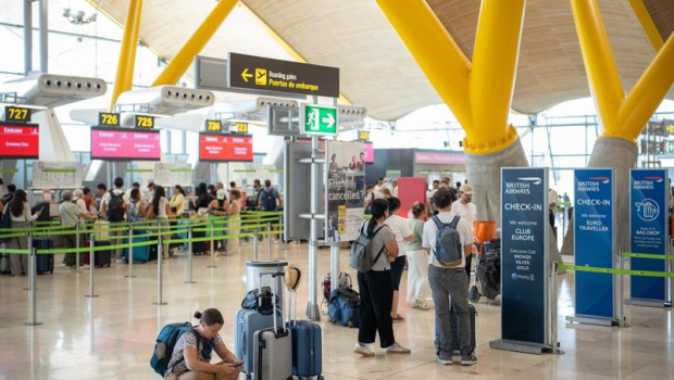 ep pasajeros esperan para facturar en el aeropuerto adolfo suarez madrid barajas a 14 de agosto de ep pasajeros esperan para facturar en el aeropuerto adolfo suarez madrid barajas a 14 de agosto de