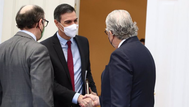 ep sanchez saludando a ignacio sanchez galan iberdrola y jose bogas endesa