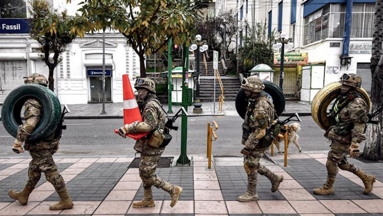 Soldados bolivianos caminan en La Paz. | Christian Lombardi/ZUMA Wire/dpa ep soldados bolivianos caminan en la paz
