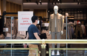 ep un hombre pasa junto a una tienda de ropa del centro plaza norte 2 la cupula de madrid