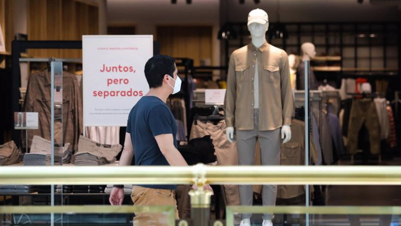 ep un hombre pasa junto a una tienda de ropa del centro plaza norte 2 la cupula de madrid