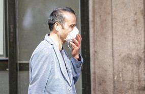 ep un transeunte utiliza una mascarilla para protegerse en pleno brote de coronavirus