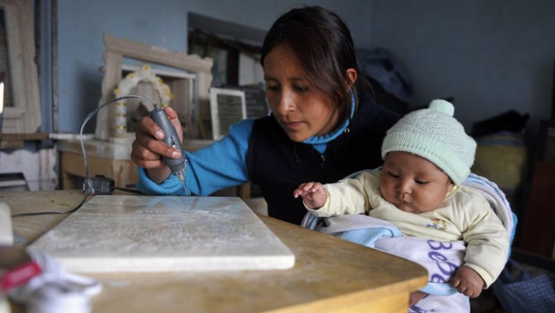 ep una cuidadora junto a un bebe ep una cuidadora junto a un bebe