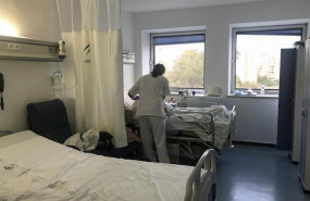 ep una enfermera atiende a una paciente en una habitacion de la sexta planta del materno infantil