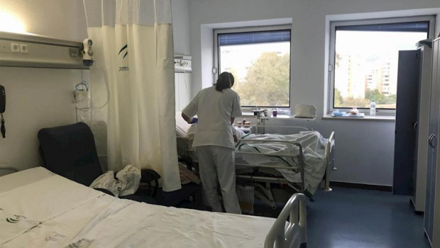 ep una enfermera atiende a una paciente en una habitacion de la sexta planta del materno infantil