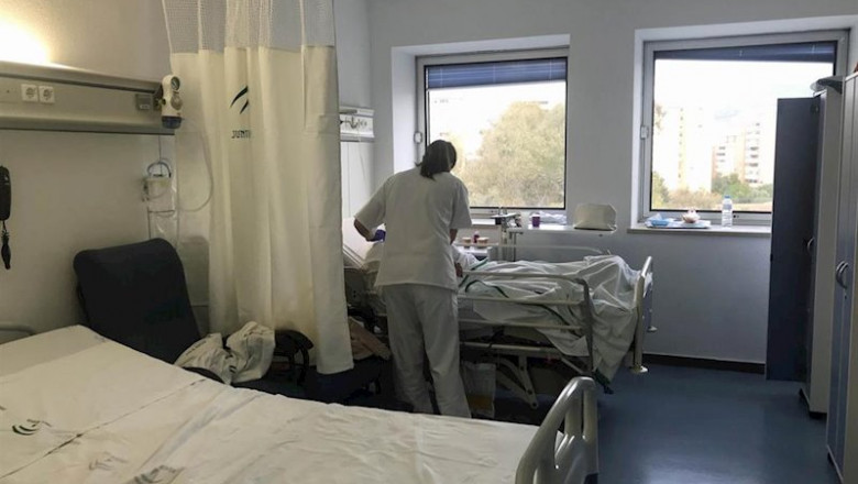 Una enfermera atiende a una paciente en una habitación de la sexta planta del Materno Infantil habilitada para pacientes crónicos ante el periodo de Alta Frecuentación | JUNTA DE ANDALUCÍA - Archivo ep una enfermera atiende a una paciente en una habitacion de la sexta planta del materno infantil