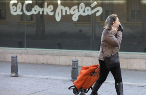 ep una mujer pasa al lado de uno de los centros del corte ingles 20200417124503
