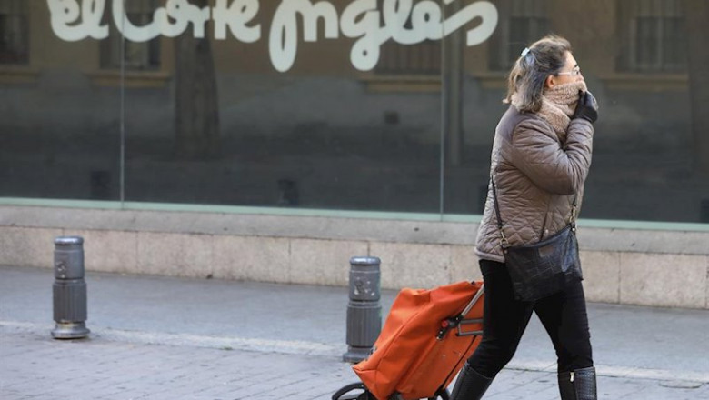 ep una mujer pasa al lado de uno de los centros del corte ingles 20200417124503