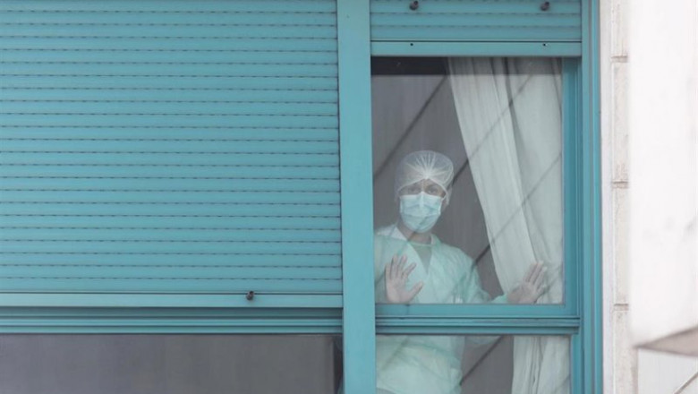 ep una trabajadora del personal sanitario se asoma por una de las ventanas de la residencia orpea