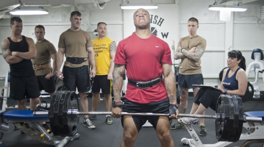 Un grupo de personas entrenando en el gimnasio. low cost