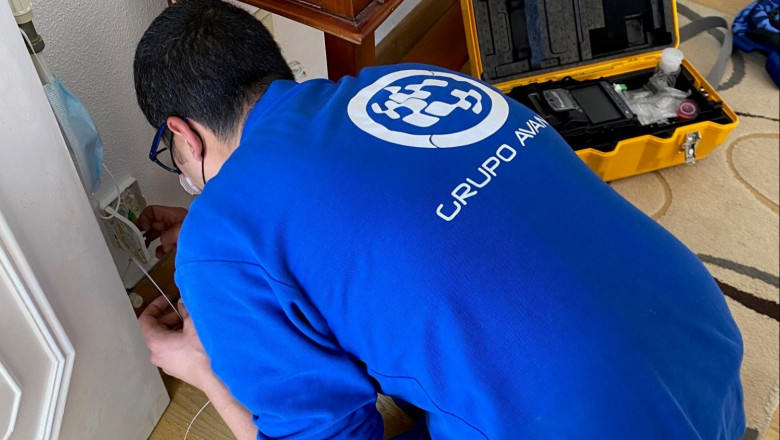 1638192709 t cnico instalando internet fibra ptica en un hogar 