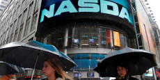 des gens passent devant les locaux du nasdaq a new york 20230911072816 