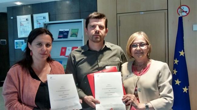 Ana Miranda (BNG) y víctimas del Alvia con informe de Bruselas sobre Angrois | BNG ep ana miranda bng y victimasalviainformebruselasangrois