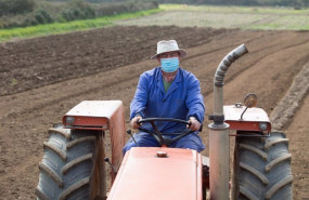 ep archivo   agricultor en sus tierras