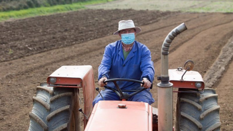 ep archivo   agricultor en sus tierras