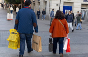 ep archivo   dos personas llevan varias bolsas de compra
