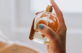 ep archivo mujer con un perfume en su mano ep archivo mujer con un perfume en su mano