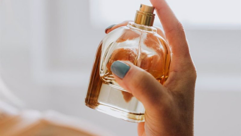 ep archivo mujer con un perfume en su mano ep archivo mujer con un perfume en su mano