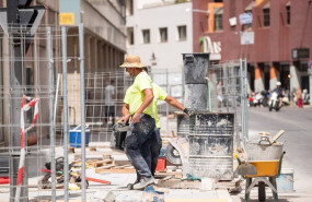 ep archivo   obreros en una construccion durante la cuarta ola de calor del verano a 21 de agosto de