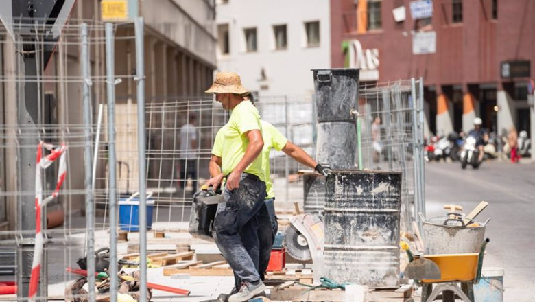 Archivo - Obreros en una construcción durante la cuarta ola de calor del verano, a 21 de agosto de 2023, en Badajoz, Extremadura (España). La Agencia Estatal de Meteorología (AEMET) ha difundido un aviso especial por la llegada de una nueva ola de calor, | Andrés Rodríguez - Europa Press - Archivo ep archivo obreros en una construccion durante la cuarta ola de calor del verano a 21 de agosto de