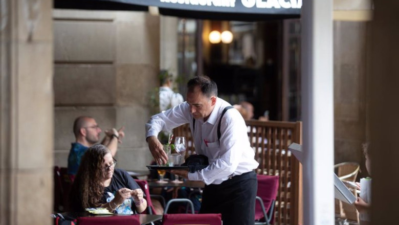 ep archivo un camarero limpiando una mesa en un restaurante de barcelona ep archivo un camarero limpiando una mesa en un restaurante de barcelona