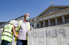 ep archivo   un hombre sostiene una pancarta durante una concentracion de protesta frente al
