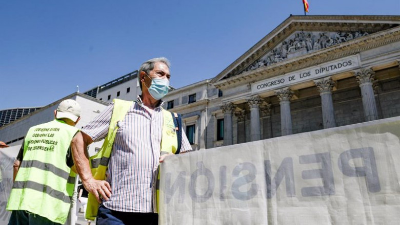 Archivo - Un hombre sostiene una pancarta durante una concentración de protesta frente al Congreso de los Diputados, a 9 de junio de 2021, en Madrid, (España). La concentración, convocada por plataformas de pensionistas de COORPENMADRID-COESPE, tiene como | Óscar Cañas - Europa Press - Archivo ep archivo un hombre sostiene una pancarta durante una concentracion de protesta frente al