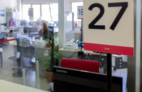 ep archivo   un ordenador en la oficina de empleo de moratalaz a 27 de enero de 2022 en moratalaz