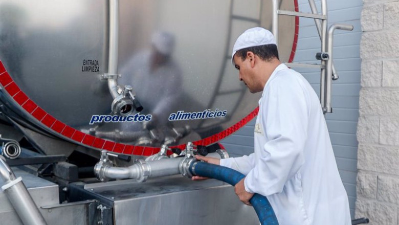 ep archivo un trabajador extrayendo leche en una fabrica ep archivo un trabajador extrayendo leche en una fabrica