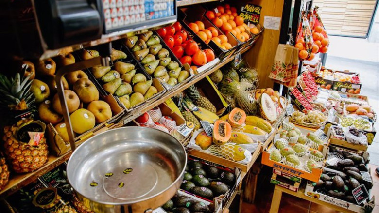 ep archivo una balanza y varias piezas de frutas y hortalizas en la fruteria vitaminas en madrid ep archivo una balanza y varias piezas de frutas y hortalizas en la fruteria vitaminas en madrid