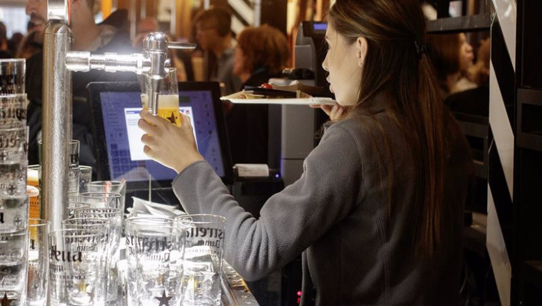 ep archivo   una camarera sirviendo cerveza en un bar