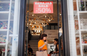 ep archivo   una mujer comprando en las rebajas de verano