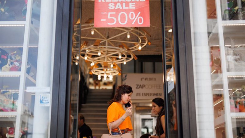 Una mujer comprando en las rebajas de verano | Alejandro Martínez Vélez - Europa Press - Archivo ep archivo una mujer comprando en las rebajas de verano