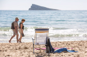 ep archivo una pareja pasea por la orilla en la playa de poniente a 11 de marzo de 2023 en ep archivo una pareja pasea por la orilla en la playa de poniente a 11 de marzo de 2023 en